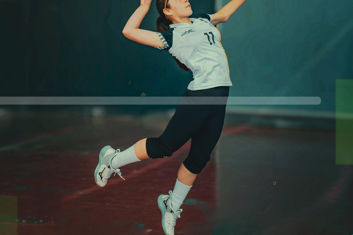 球员抢断瞬间的局部动势特写，背景是夜场冷色灯光